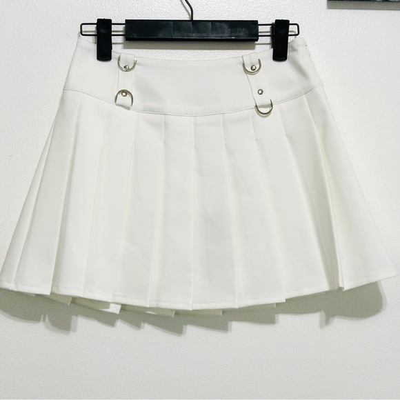 Tiger Mist. Dresses & Skirts - Tiger Mist White Darceys Mini Skirt Sz Small Pleated